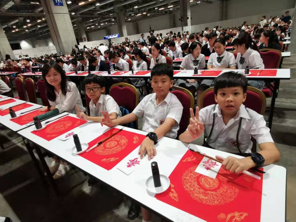 濠小五六年級40位同學參加「慶國慶、賀回歸，千人與機械人手臂寫‘壽’字書法活動」