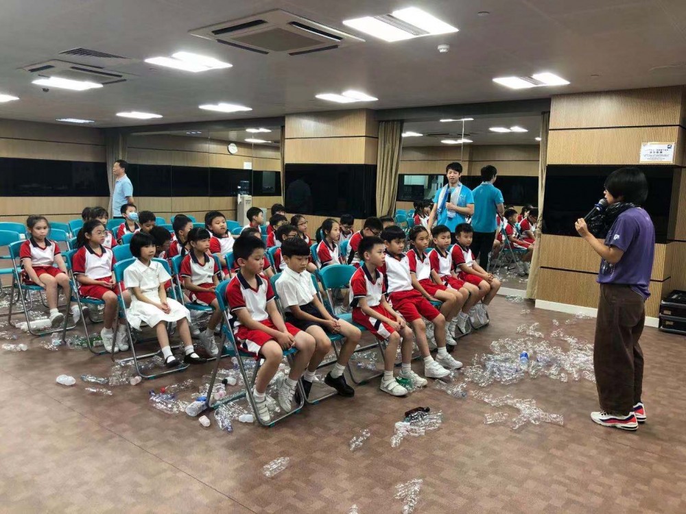 五年级學生40人及相關老師, 到筷子基活動中心参加「左鄰右里Happy Day 手望相助護家園」活動
