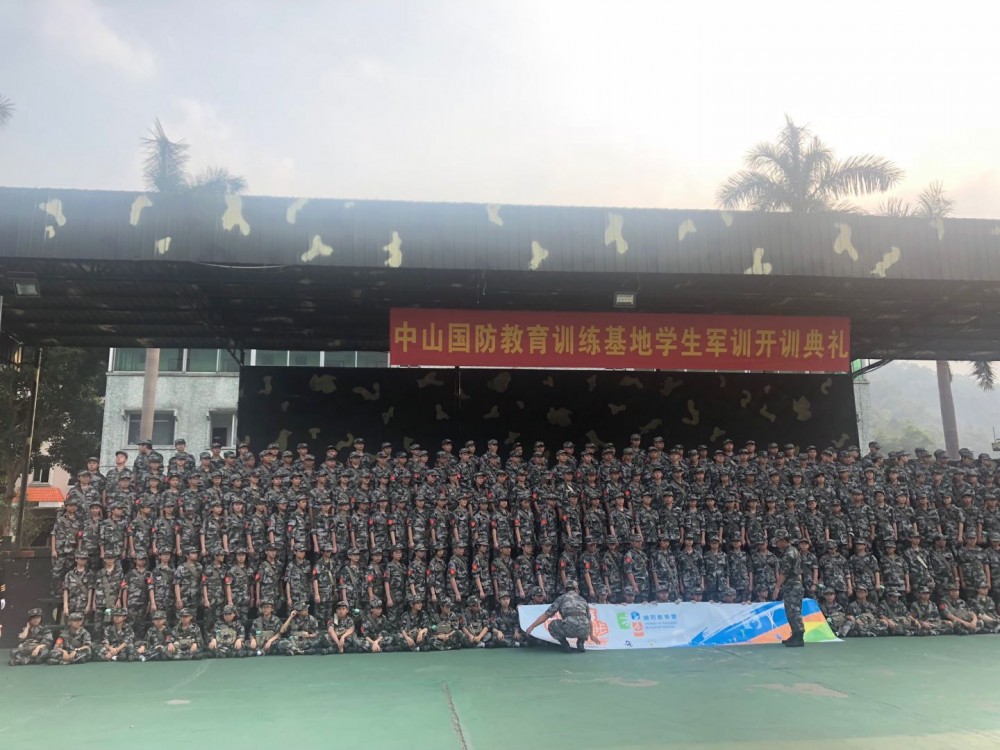 初二級學生參加“國防教育營”活動