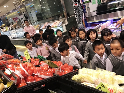 K2參觀超級市場