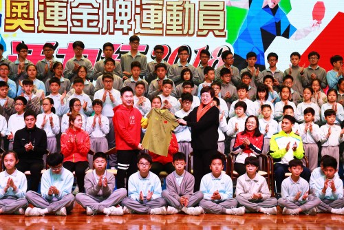 Olympic Gold Medalists Visit Premier School Affiliated to Hou Kong Middle School